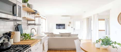 Réfrigérateur, micro-ondes, four, plaque de cuisson