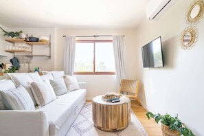 TV, offices - Stylish Boho Studio | Walk to Cafes | Outdoor Living (La Mesa)