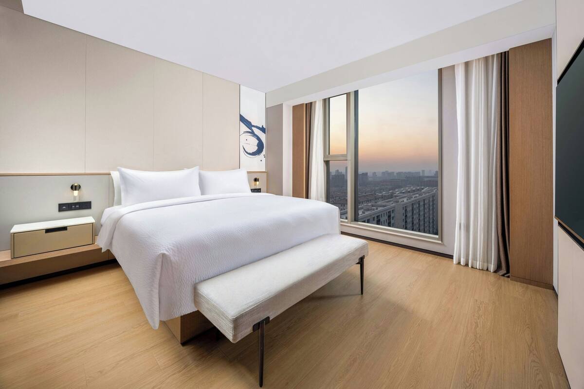 Suite, 1 King Bed | Down duvets, in-room safe, laptop workspace, blackout curtains