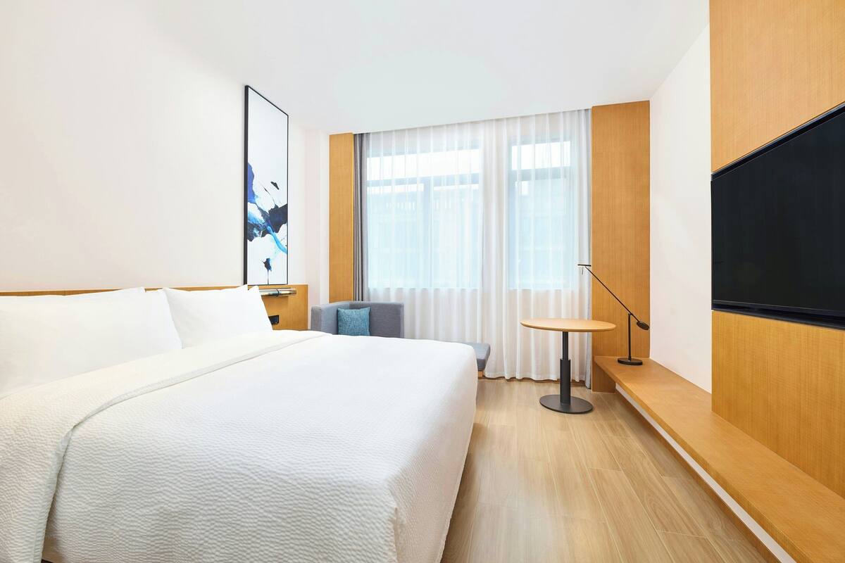Business Room, 1 King Bed, City View