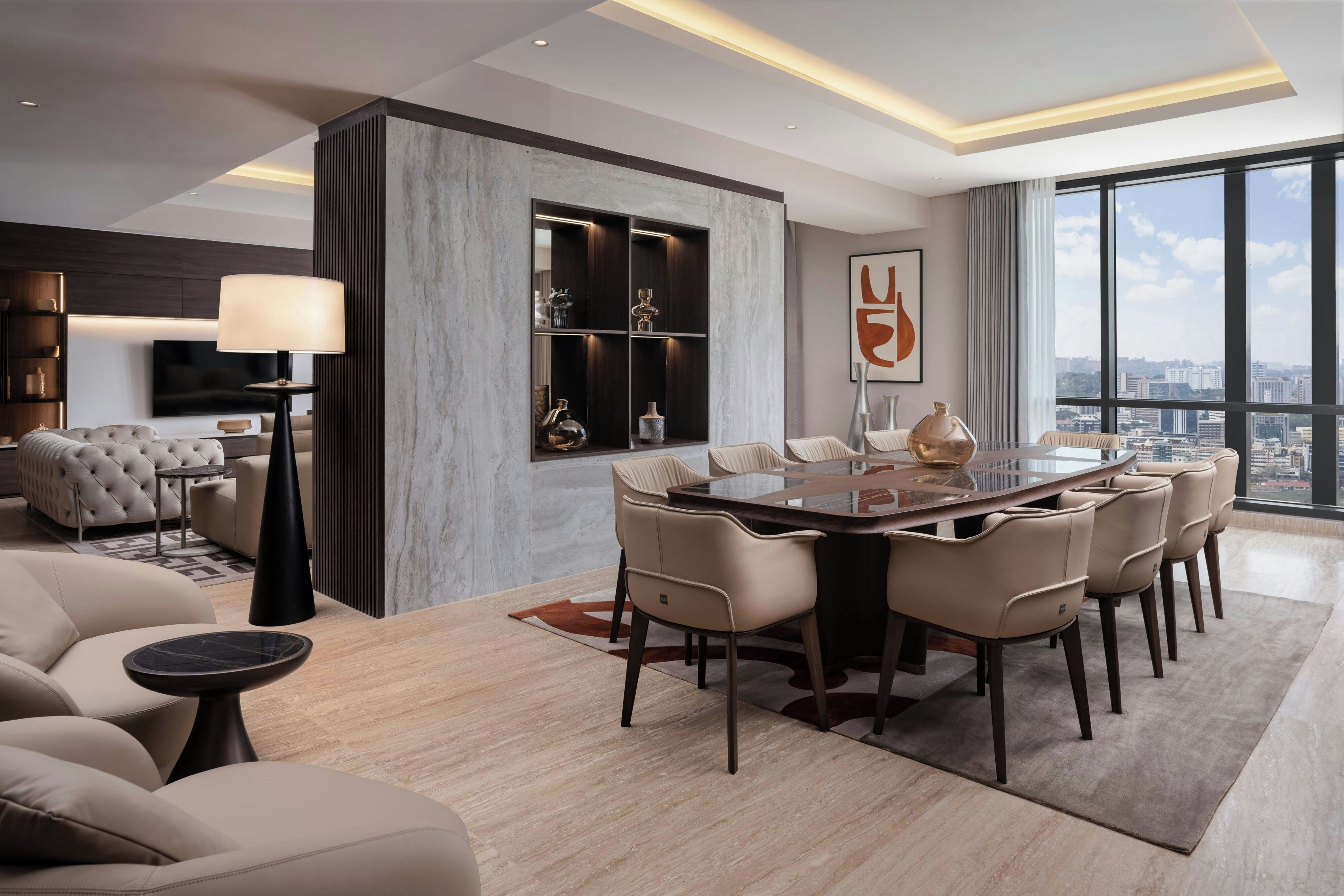 Un salon moderne avec un canapé, une table basse et un téléviseur.