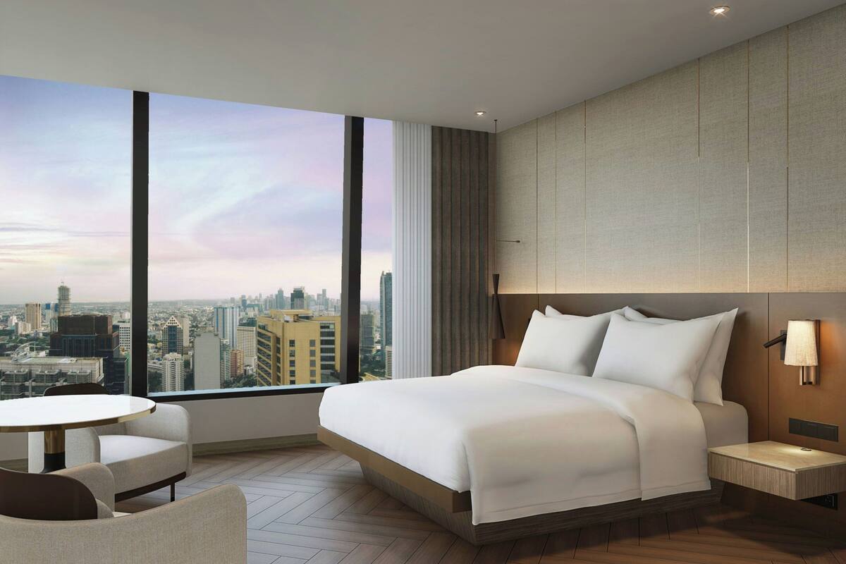 Deluxe Suite, 1 King Bed, City View, Corner