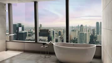 Deluxe Suite, 1 Double Bed, City View, Corner | Bathroom