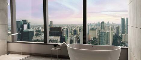 Deluxe Suite, 1 King Bed, City View, Corner | Bathroom | Free toiletries, hair dryer, bidet