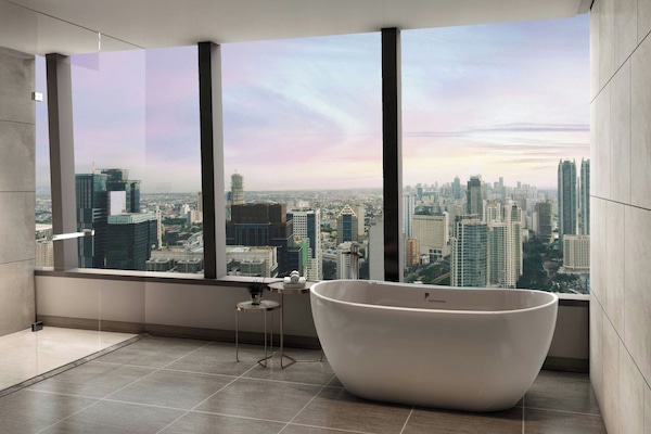Deluxe Suite, 1 King Bed, City View, Corner | Bathroom | Free toiletries, hair dryer, bidet