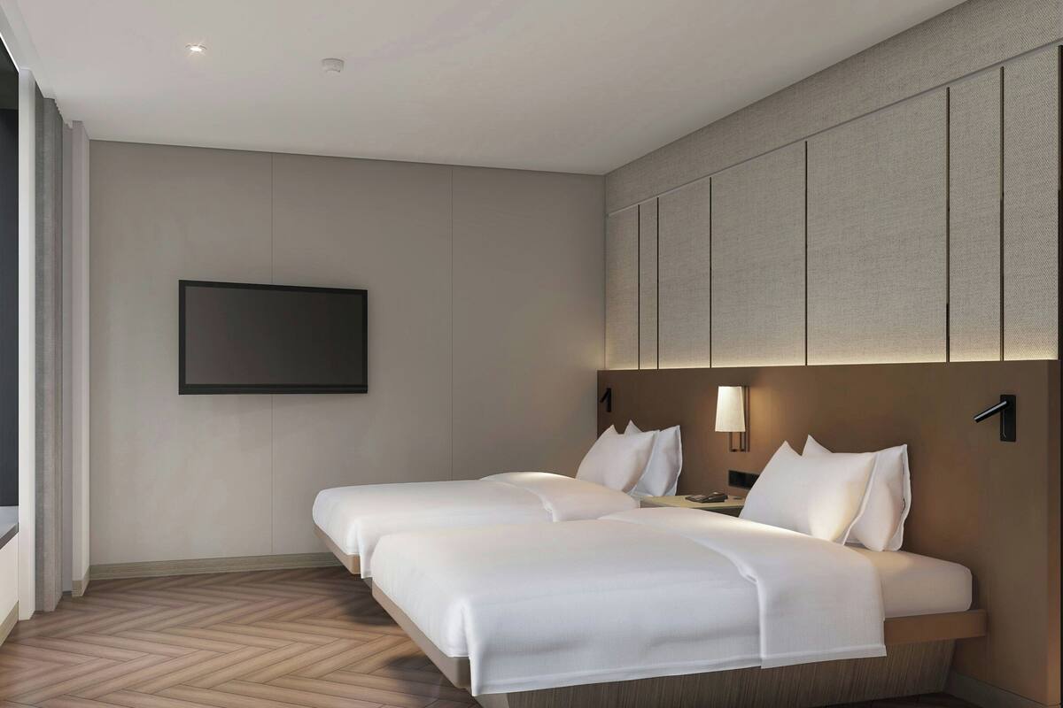 Quarto, 2 camas de casal, vista para a cidade