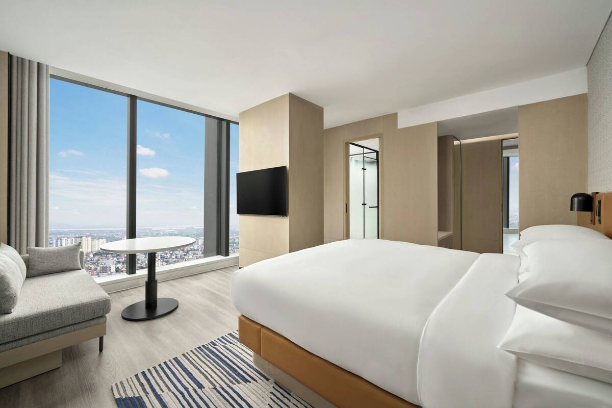 Apartment, 3 Bedrooms, Non Smoking, City View | Minibar, free WiFi, bed sheets