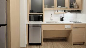 Wasserkocher mit Kaffee-/Teezubehör, großer Kühlschrank, Mikrowelle