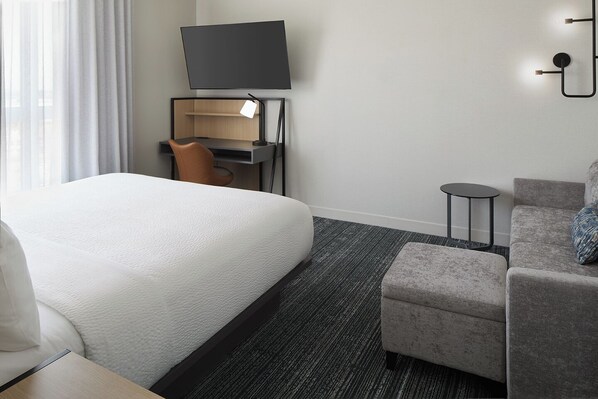Desk, laptop workspace, blackout drapes, soundproofing - Towneplace Suites By Marriott Montreal Airport (Dorval)