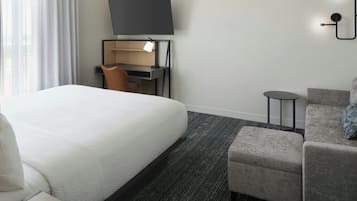 Studio Suite, 1 King Bed with Sofa bed | Desk, laptop workspace, blackout drapes, soundproofing