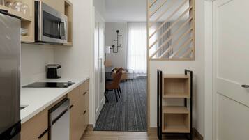 Studio Suite, 2 Tempat Tidur Queen | Area keluarga | Smart TV 55-inci dengan saluran TV kabel