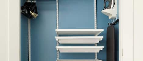 Escritorio, espacio para trabajar con laptop y cortinas blackout