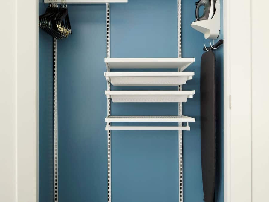 Escritorio, espacio para trabajar con un portátil, cortinas opacas