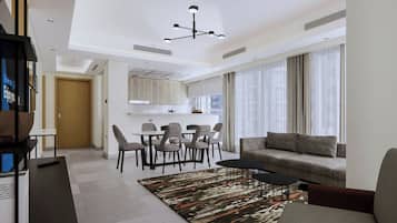 Apartamento luxo, 2 quartos | Cofres nos quartos, escrivaninha, espaço de trabalho para notebook