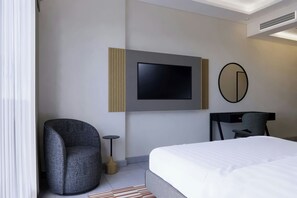 Brankas, meja kerja, ruang kerja ramah laptop, dan tirai kedap cahaya