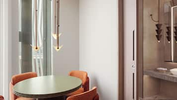 Suite, 1 cama de matrimonio grande, vistas a la ciudad | Zona de estar