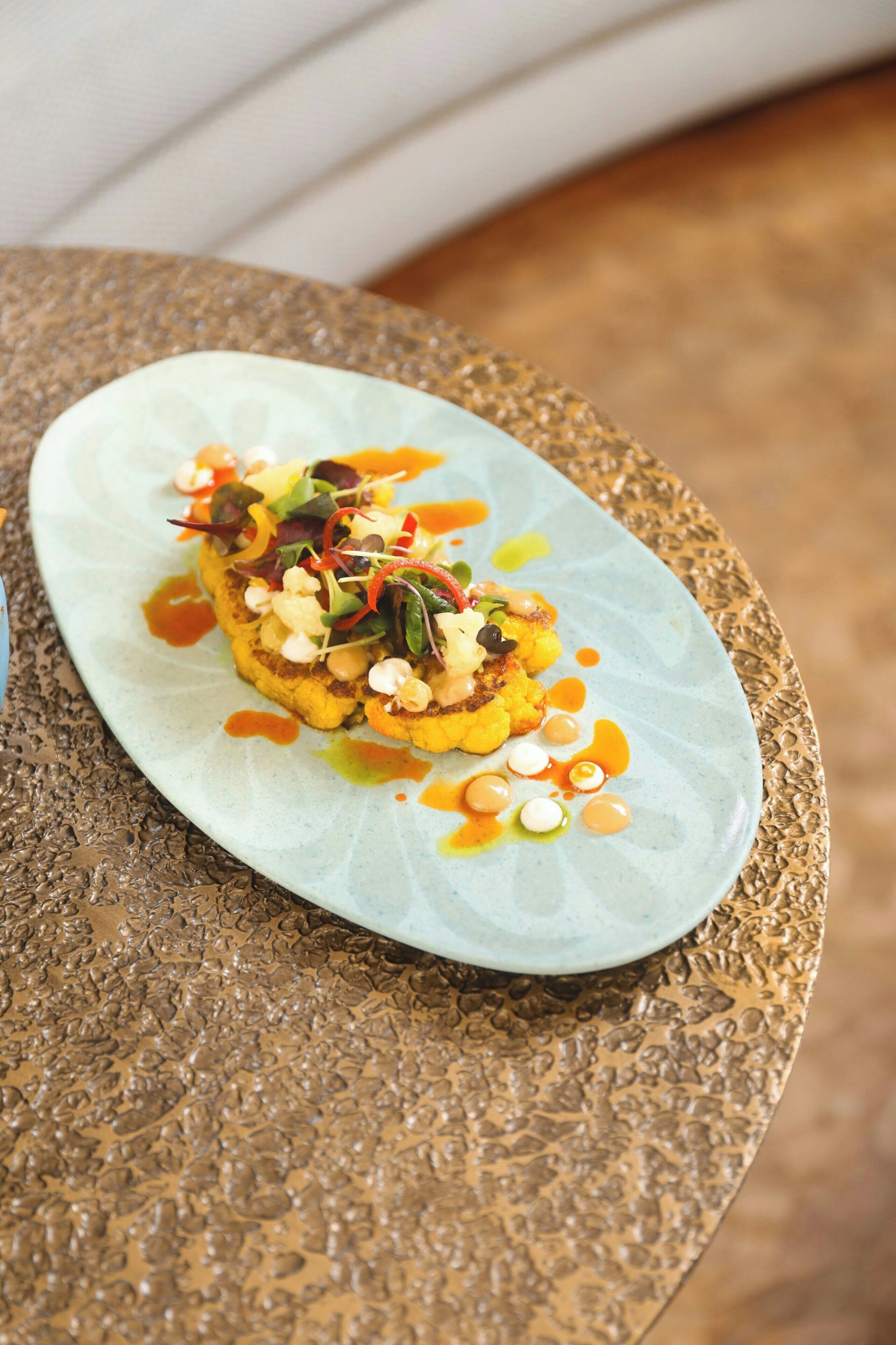 Un plato de comida sobre una superficie con textura.