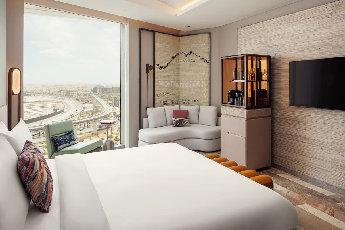 Deluxe Room, 1 King Bed, City View