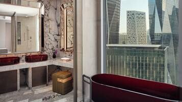 Suite, 1 King-Bett, Stadtblick | Badezimmer | Badewanne und Dusche (separat), Haartrockner, Bademäntel, Hausschuhe