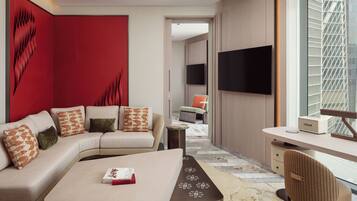Suite, 1 kingsize-seng, byutsikt | Oppholdsområde | En 55-tommers LED-TV med digitale kanaler