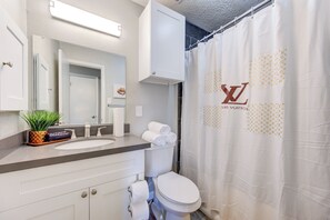 Toallas, jabón, shampoo, papel de baño 