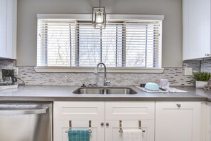 Fridge, microwave, oven, stovetop - Reliable, furnished housing for work crews & long term stays near chemical plant (La Porte)