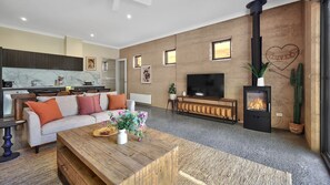 Smart TV, fireplace, books - Casa Terra - Eco-Luxury in the Heart of Mansfield (Mansfield)