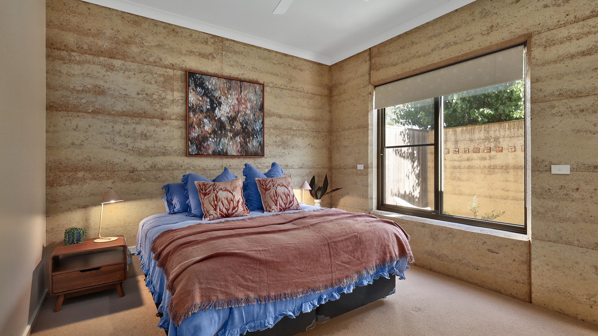 2 bedrooms, desk, bed sheets