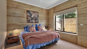 2 dormitorios, escritorio, ropa de cama