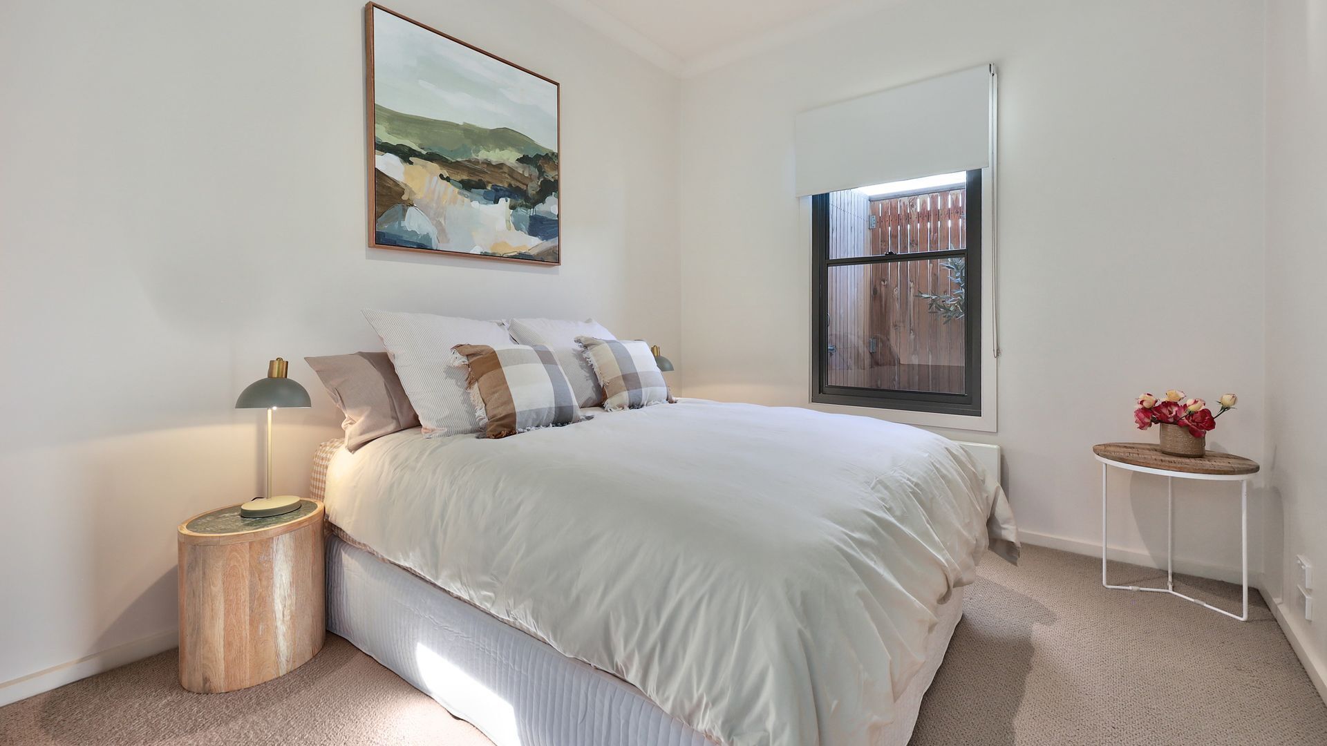 2 dormitorios, escritorio, tabla de planchar con plancha y ropa de cama