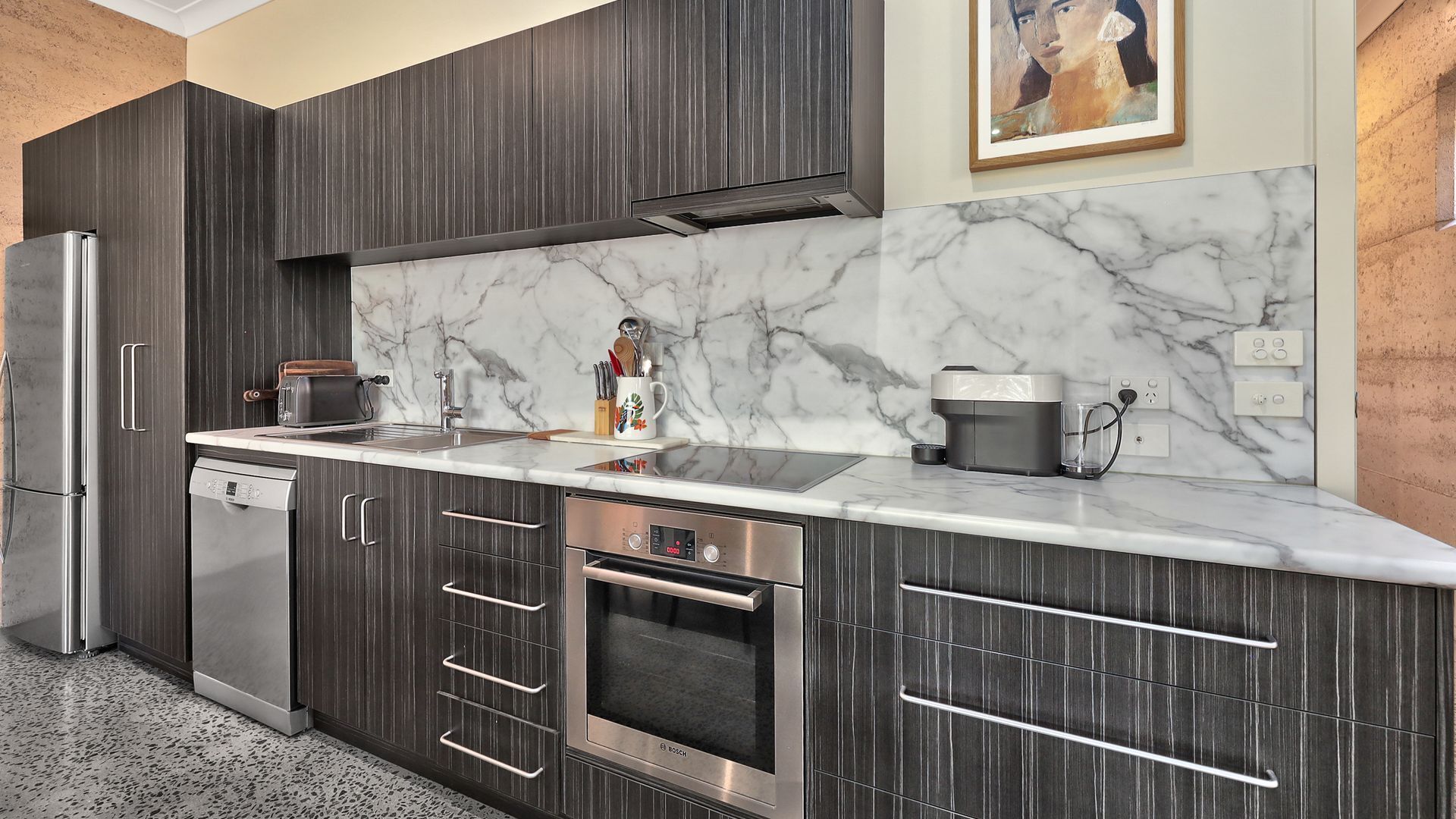 Een koelkast, een magnetron, een oven, een kookplaat