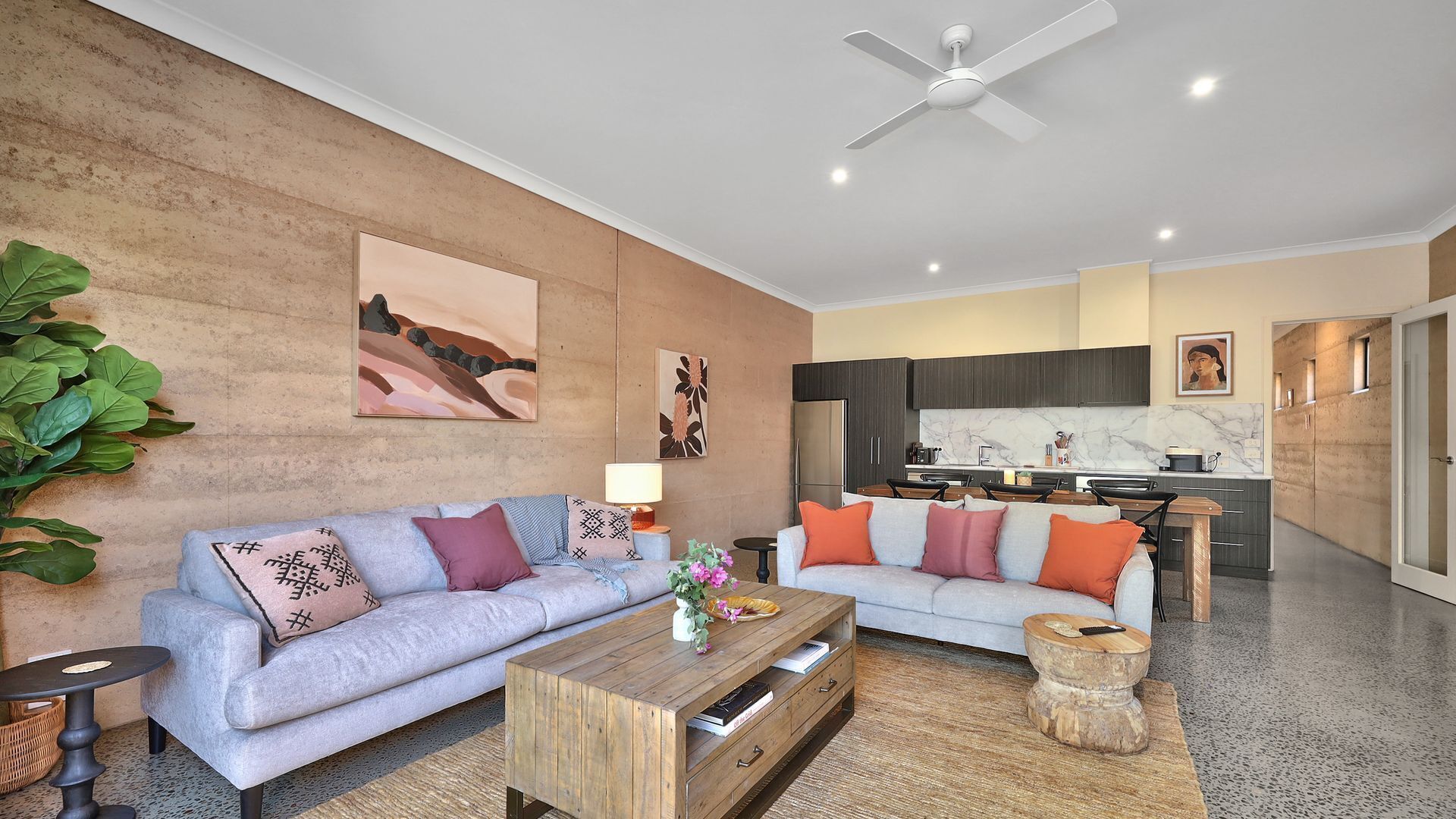 Una Smart TV, una chimenea, libros