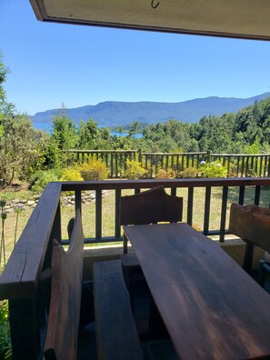 Outdoor dining - Bordelago Pucón Private Beach (Pucon)