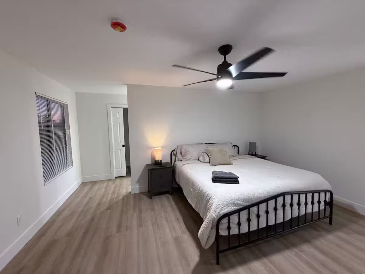 4 bedrooms, iron/ironing board, WiFi, bed sheets