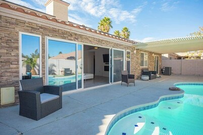 LV2 Dreamy Vegas Backyard Oasis with Resort Pool & Spa!
