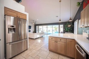 Geladeira, micro-ondas, fogão, cooktop