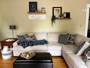 Living area - Spacious 3-bedroom house in welcoming East Point Atlanta with AC and gym. (Atlanta)