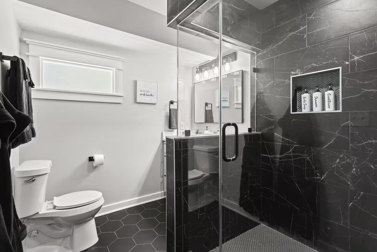 Hårføner, bidé, håndklær og såpe