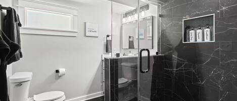 Hårføner, bidé, håndklær og såpe