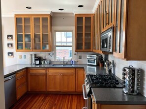 Private kitchen - Spacious 3-bedroom house in welcoming East Point Atlanta with AC and gym. (Atlanta)