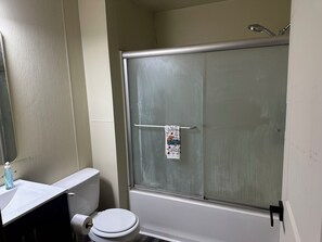 Towels, soap, toilet paper - Adorable 1-bedroom cabin in the woods with AC (Overbrook)