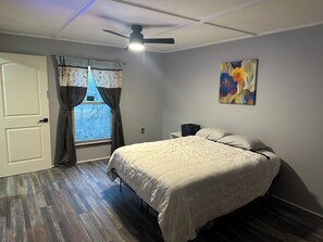 WiFi, bed sheets - Adorable 1-bedroom cabin in the woods with AC (Overbrook)