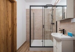 Shower, hair dryer, towels - Bokserska Apartment with FREE Parking (Warszawa)