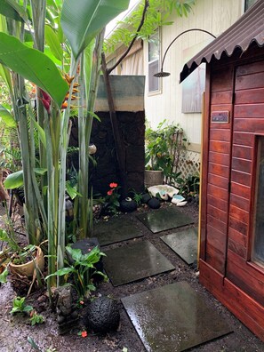 Property grounds - Peaceful 3-bedroom bungalow in enchanting Kailua-Kona perfect for relaxing (Kailua-Kona)