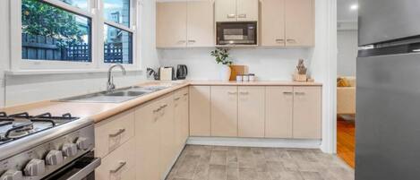 Kjøleskap, mikrobølgeovn, ovn og kokeplater