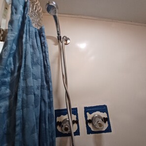 Douche, serviettes fournies, savon, papier toilette