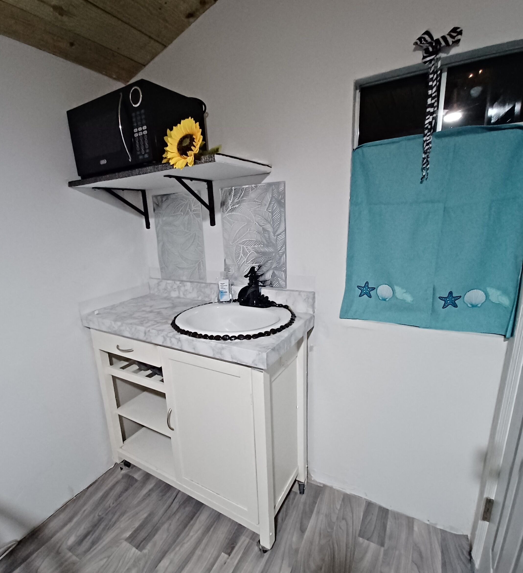 Douche, serviettes fournies, savon, papier toilette