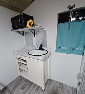 Douche, serviettes fournies, savon, papier toilette