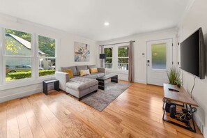 Living area - Rustic Elegance Surrounded by Nature (Raleigh)