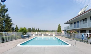 Pool - Shasta Vista Inn & Suites (Weed)